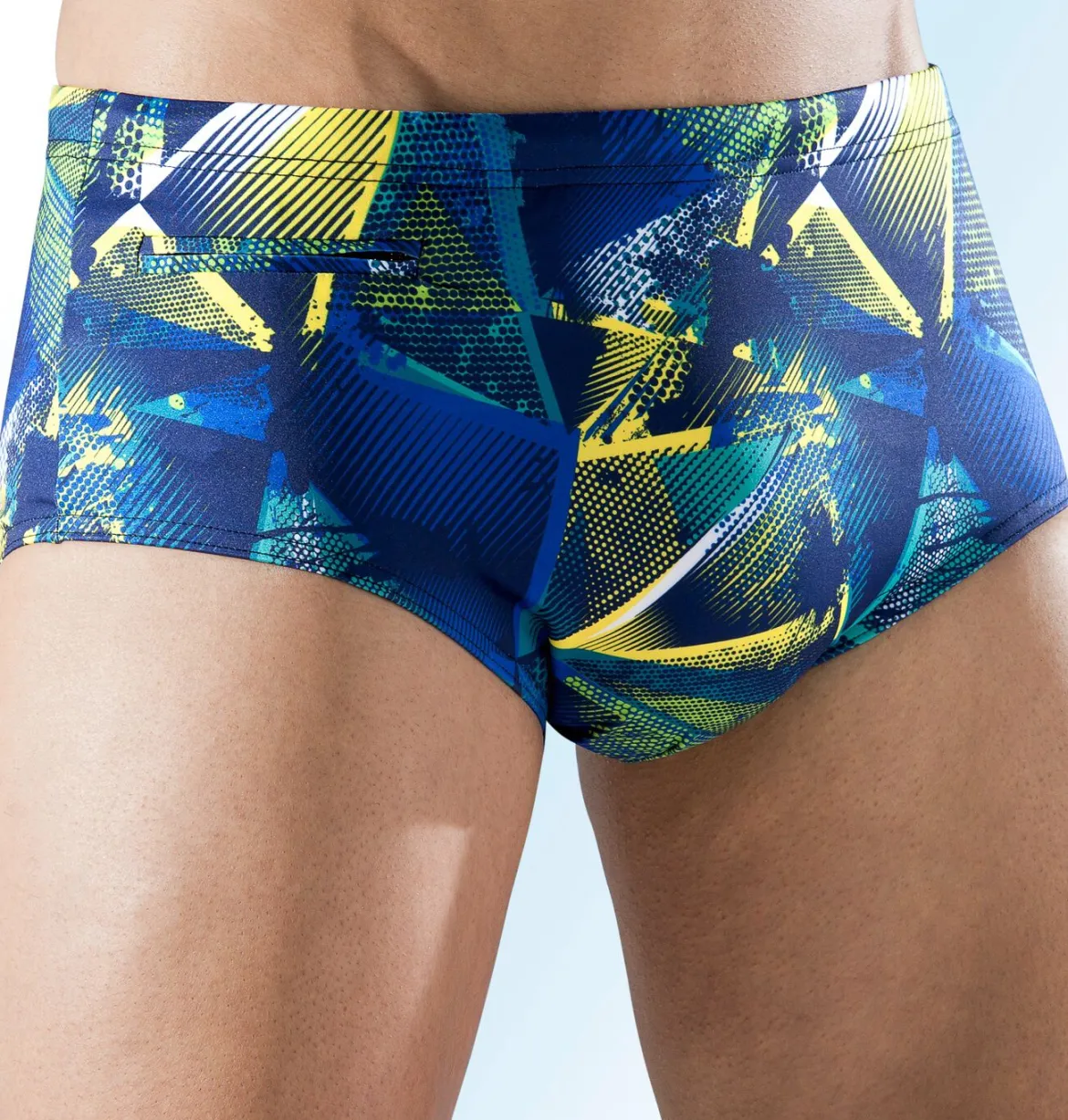 Badehose in höherer Slipform mit buntem Druckdessin