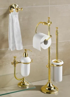 Badezimmer-Accessoires aus Messing und Keramik