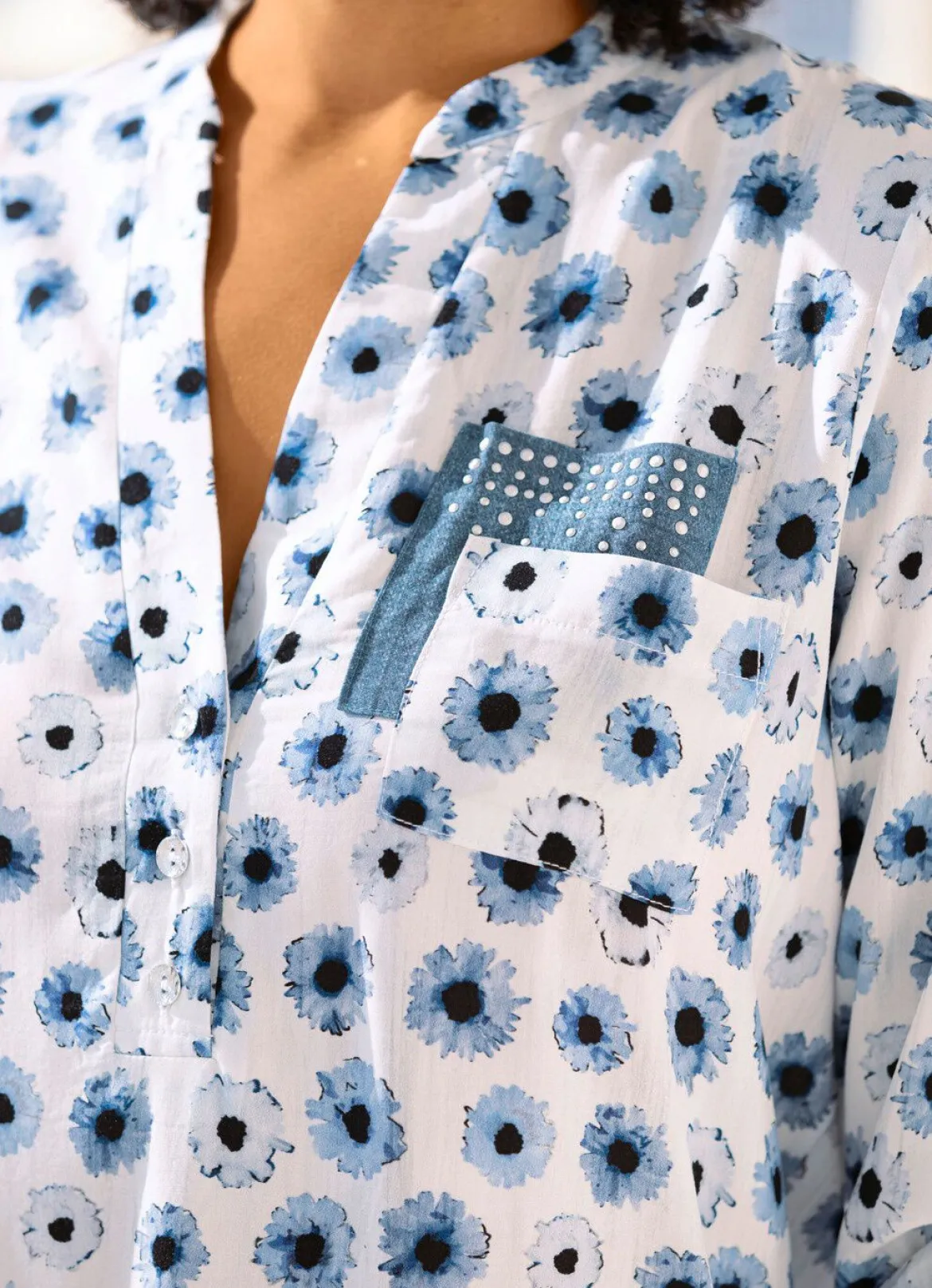 Bluse mit kurzer Knopfleiste