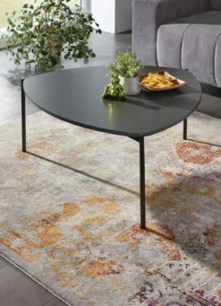 Couchtisch im Loft-Design mit Metallgestell
