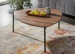 Couchtisch im Loft-Design mit Metallgestell