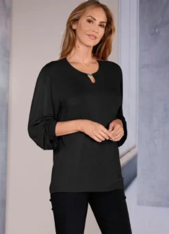 Exzellentes Shirt mit Schlitz und Zierschmuck in 2 Farben