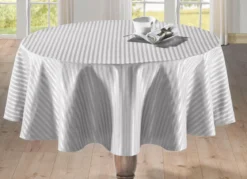 Feine Tisch- und Raumdekoration mit glänzendem Streifendessin