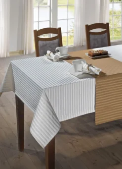 Feine Tisch- und Raumdekoration mit glänzendem Streifendessin