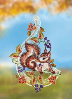 Fensterbild Eichhörnchen aus echter Plauener Spitze
