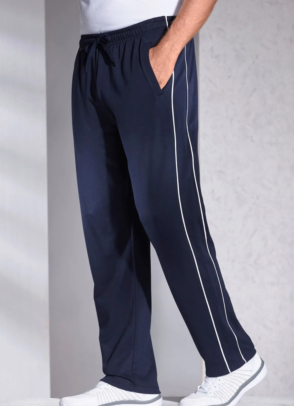 Freizeithose mit seitlichen Paspeln