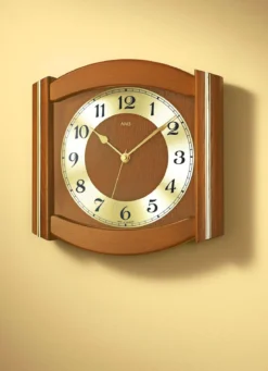 Funk-Wanduhr aus massivem Holz