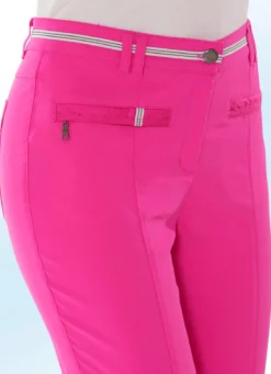 7/8-lange Hose mit kontrastfarbenem Zierband
