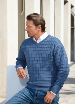 Legerer V-Pullover mit Strukturdessin in 3 Farben