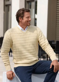Legerer V-Pullover mit Strukturdessin in 3 Farben