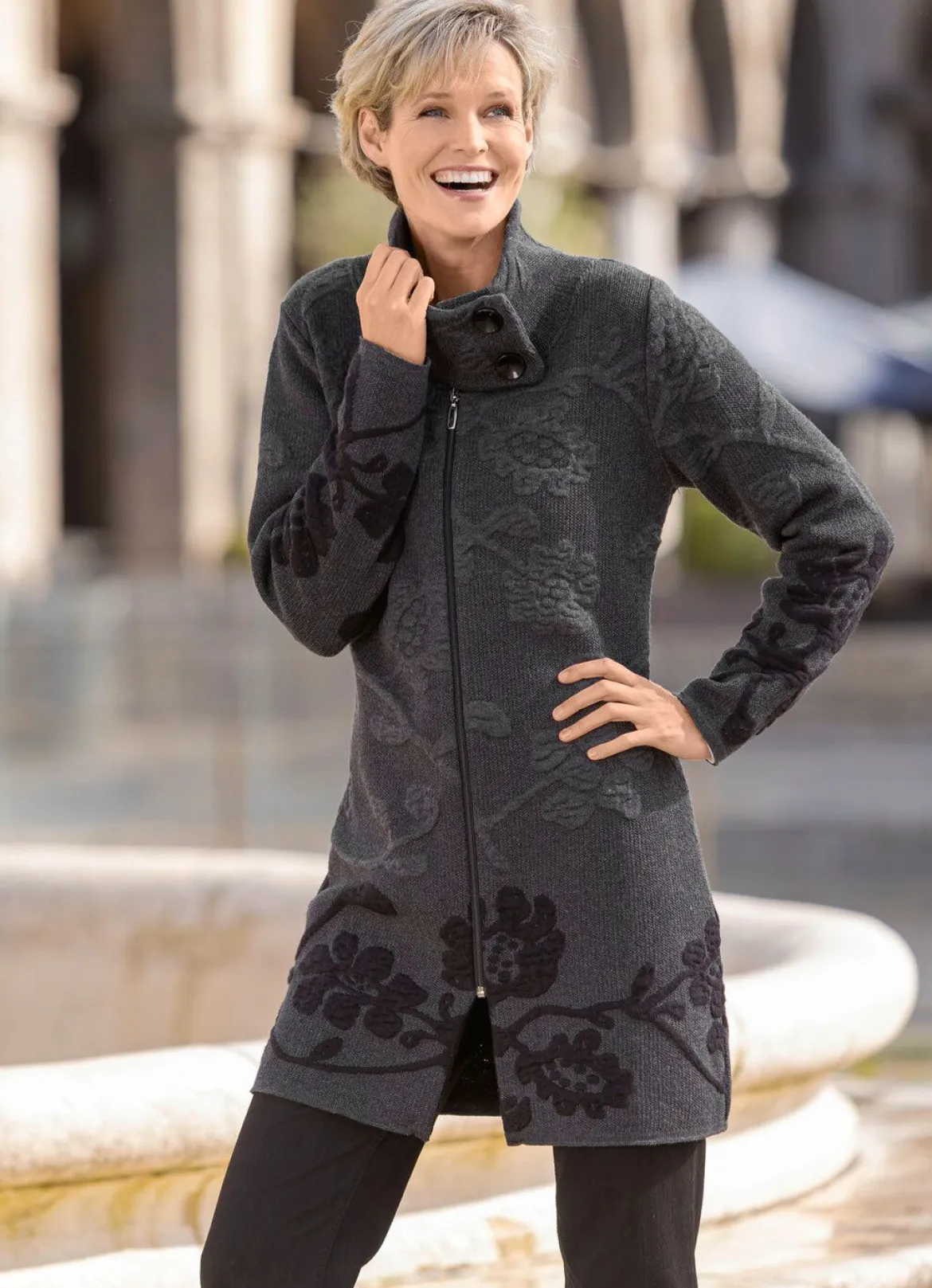 Long-Strickjacke mit Cloqué-Effekten