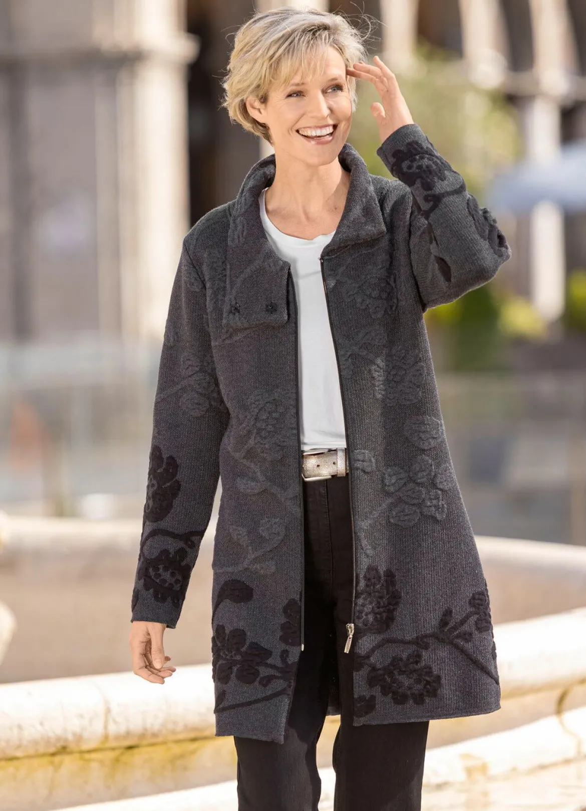 Long-Strickjacke mit Cloqué-Effekten