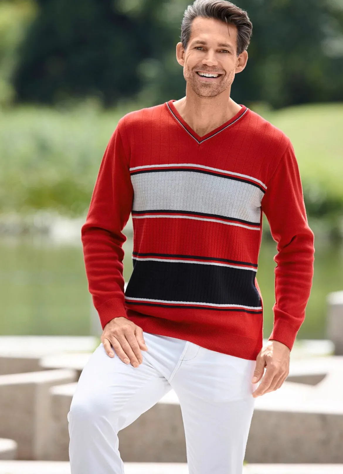 Moderner V-Pullover
