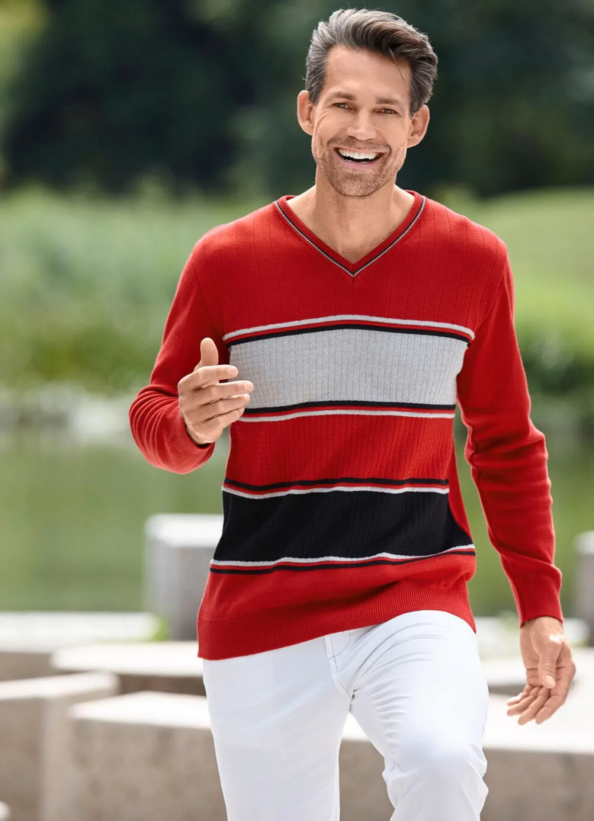 Moderner V-Pullover