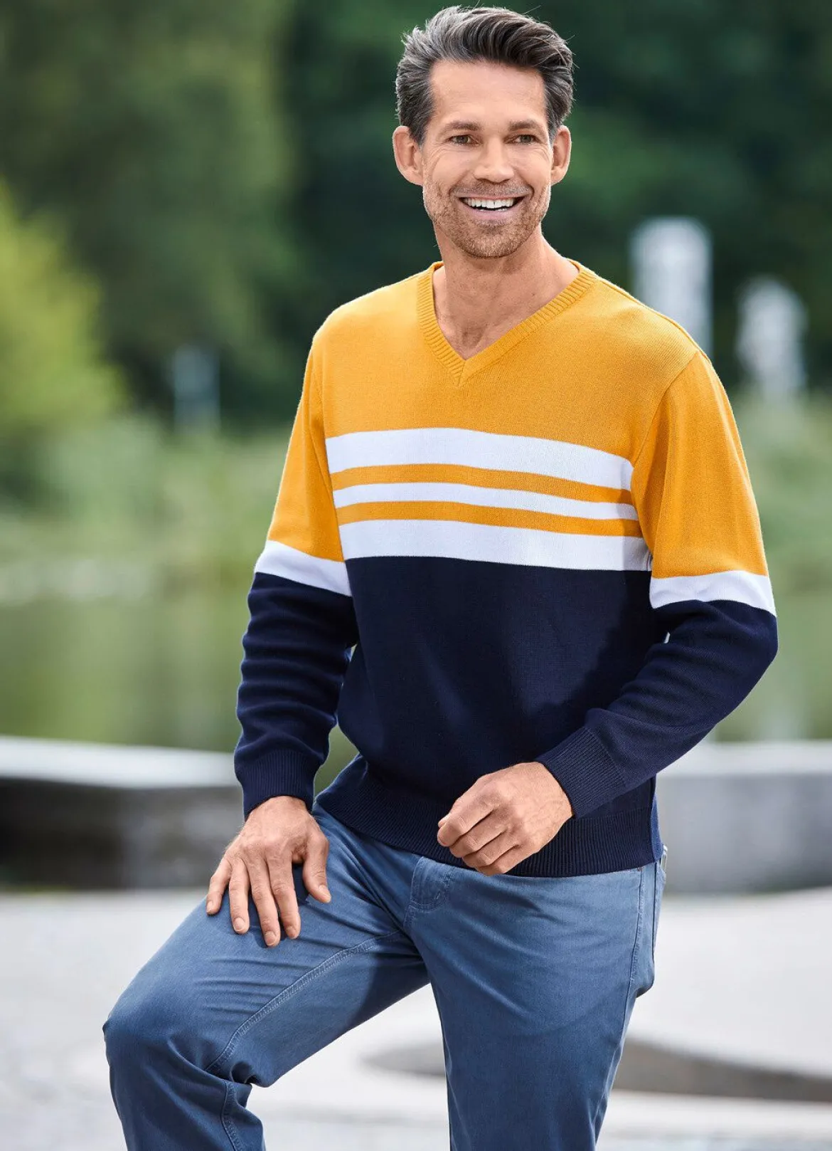 Modischer V-Pullover