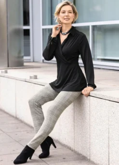 Raffiniertes Shirt mit Polokragen in 2 Farben