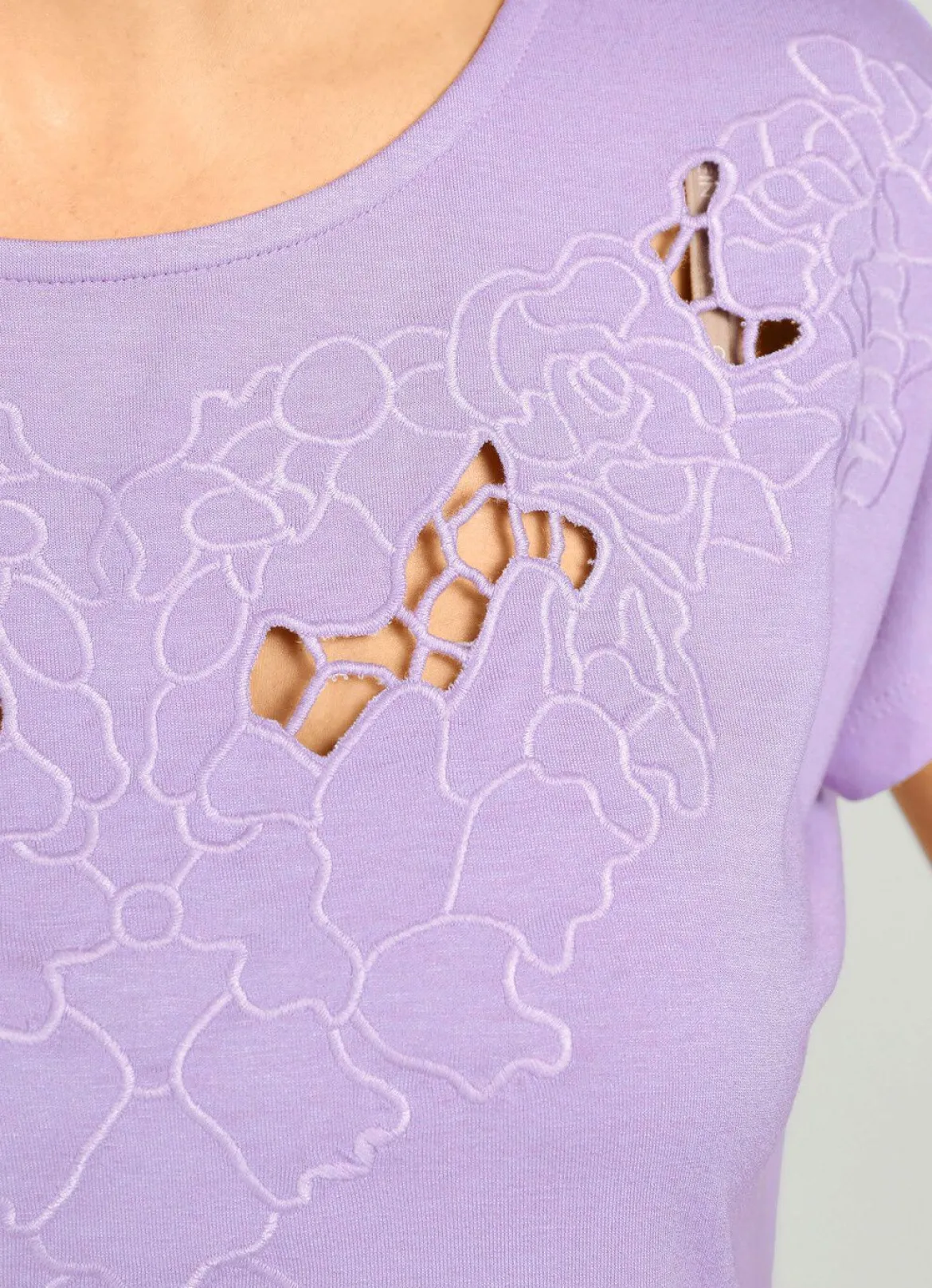 Shirt mit modischen Cut-Outs