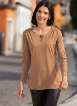 Shirt mit Zierring am Halsausschnitt in 2 Farben
