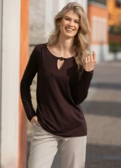 Shirt mit Zierring am Halsausschnitt in 2 Farben
