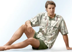Shorty mit Knopfleiste, Brusttasche und Alloverdessin