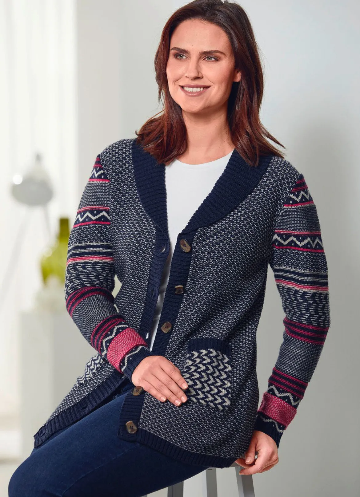 Strickjacke im Mustermix