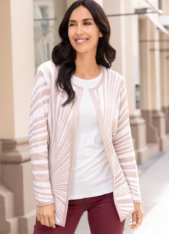 Strickjacke in Sonnenstrahlen-Dessin