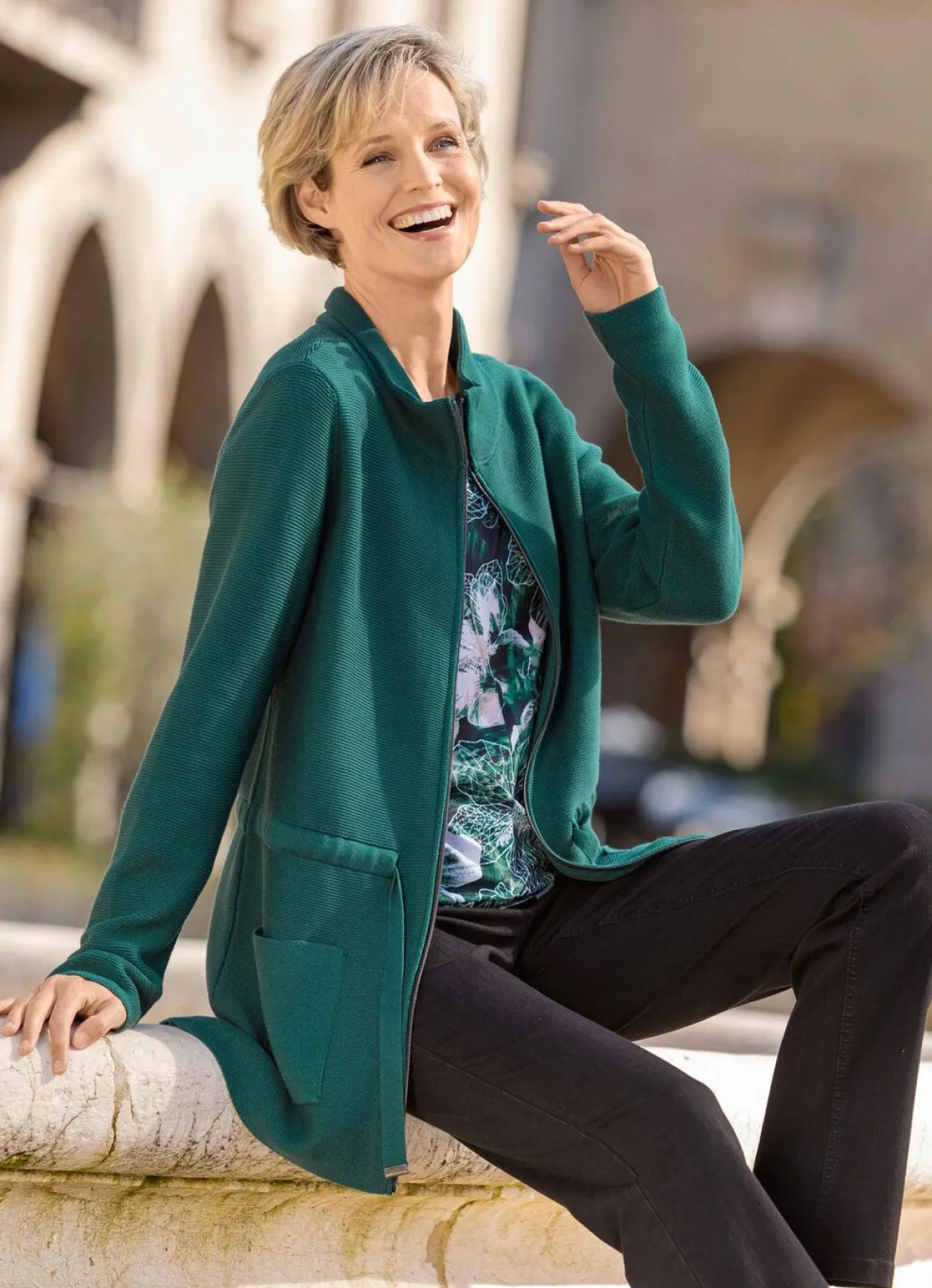 Strickjacke mit Bindeband zur Weitenregulierung