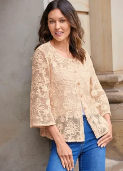 Strickjacke mit Blumen und Schmetterlingen
