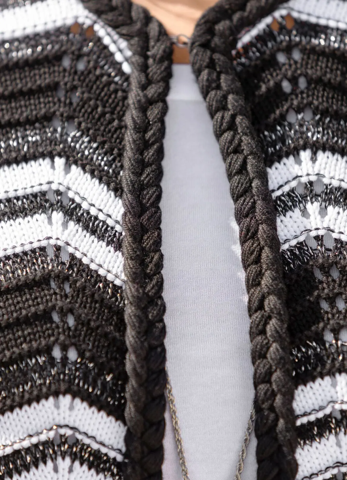 Strickjacke mit geflochtener Blende