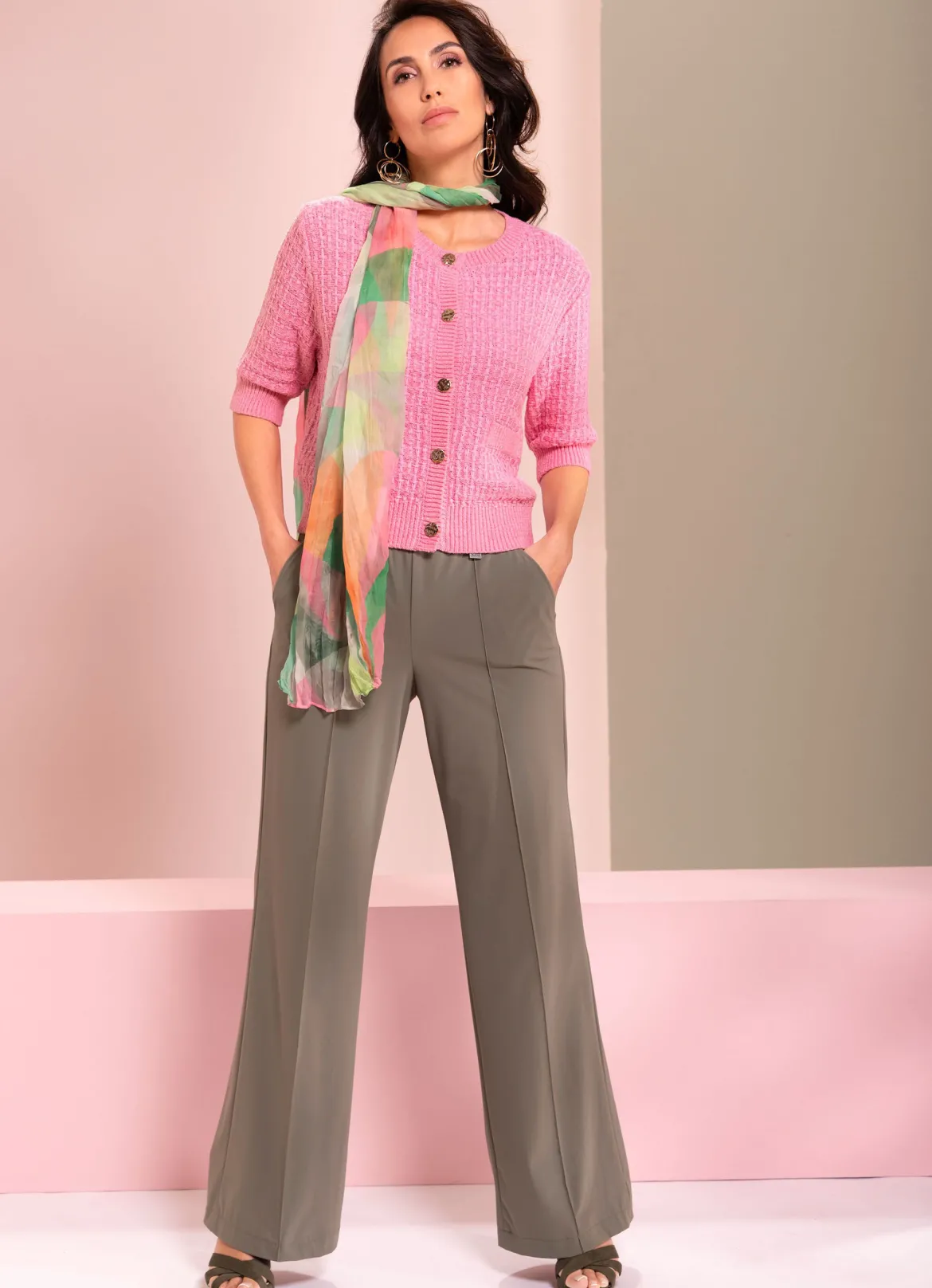 Strickjacke mit Schmuckknöpfen
