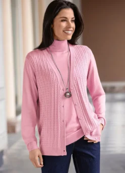 Strickjacke mit Zöpfchenstruktur
