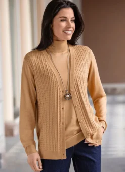 Strickjacke mit Zöpfchenstruktur