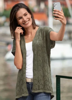 Strickweste mit Ajourmuster