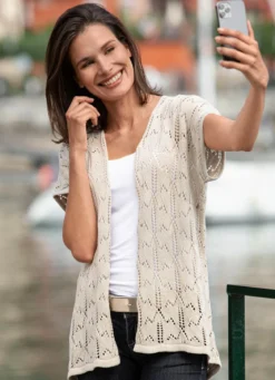 Strickweste mit Ajourmuster