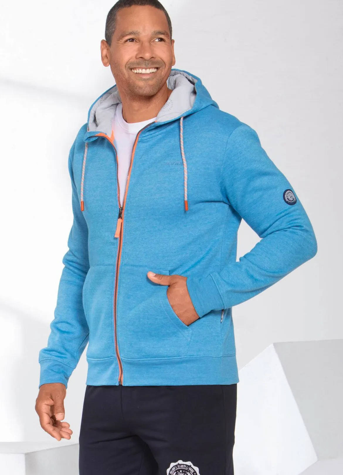 Sweatjacke mit Kapuze
