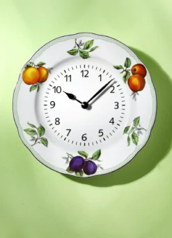 Wanduhr aus Keramik, mit Obstdekor