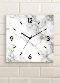 Wanduhr in Marmor-Optik