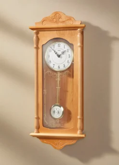Wanduhr mit Regulatorgehäuse aus Holz
